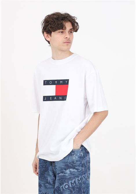 T-shirt da uomo bianca Skate Flag Tee TOMMY JEANS | DM0DM19555YBRYBR